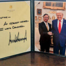 Foto publicada pelo presidente da Colômbia, Gustavo Petro, na rede social X, em que ele aparece ao lado do presidente dos Estados Unidos, Donald Trump, após reunião realizada na Casa Branca. Imagem referente a matéria