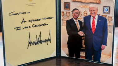 Foto publicada pelo presidente da Colômbia, Gustavo Petro, na rede social X, em que ele aparece ao lado do presidente dos Estados Unidos, Donald Trump, após reunião realizada na Casa Branca. Imagem referente a matéria