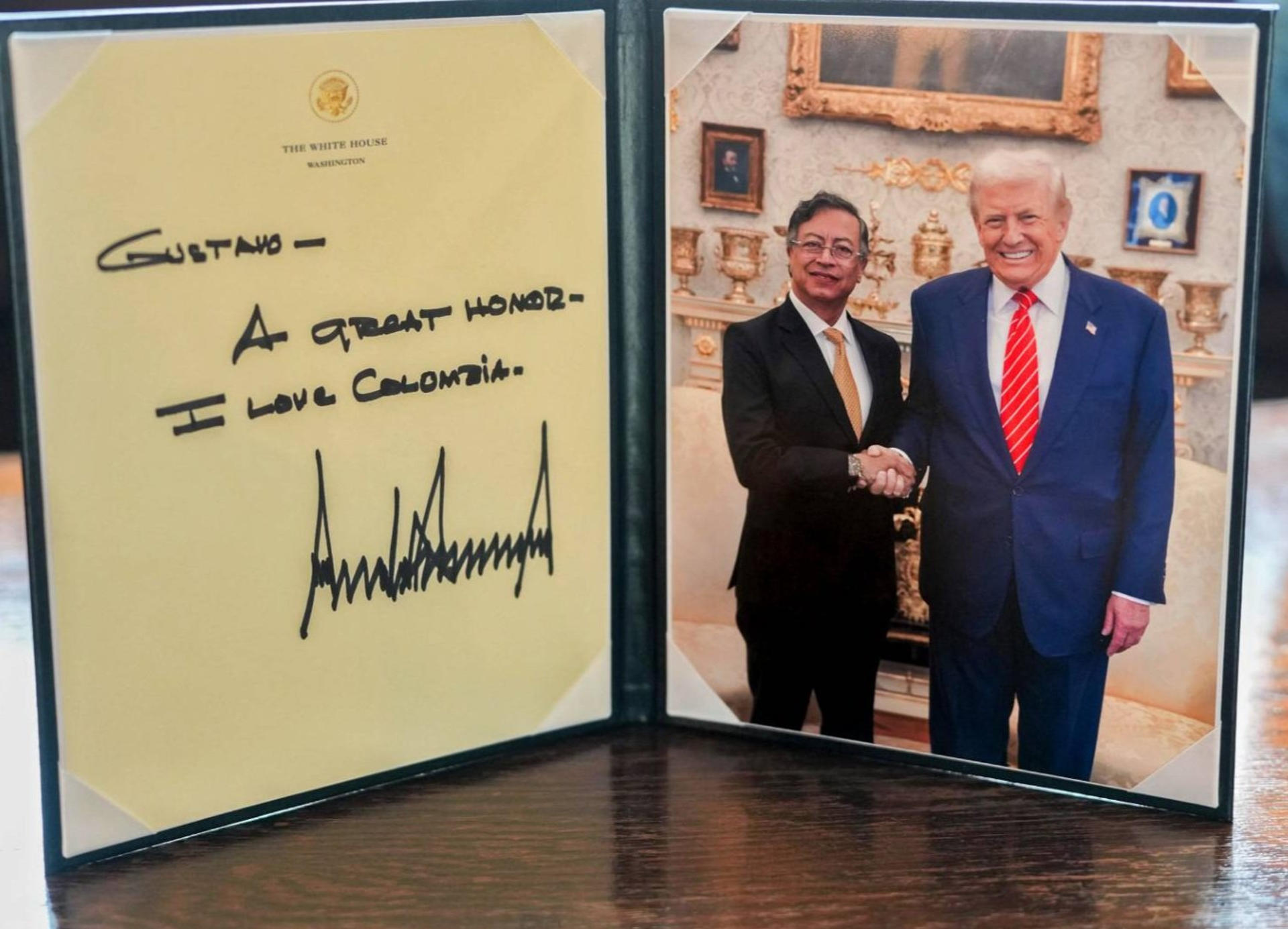 Petro exibe presente de Trump após encontro na Casa Branca
