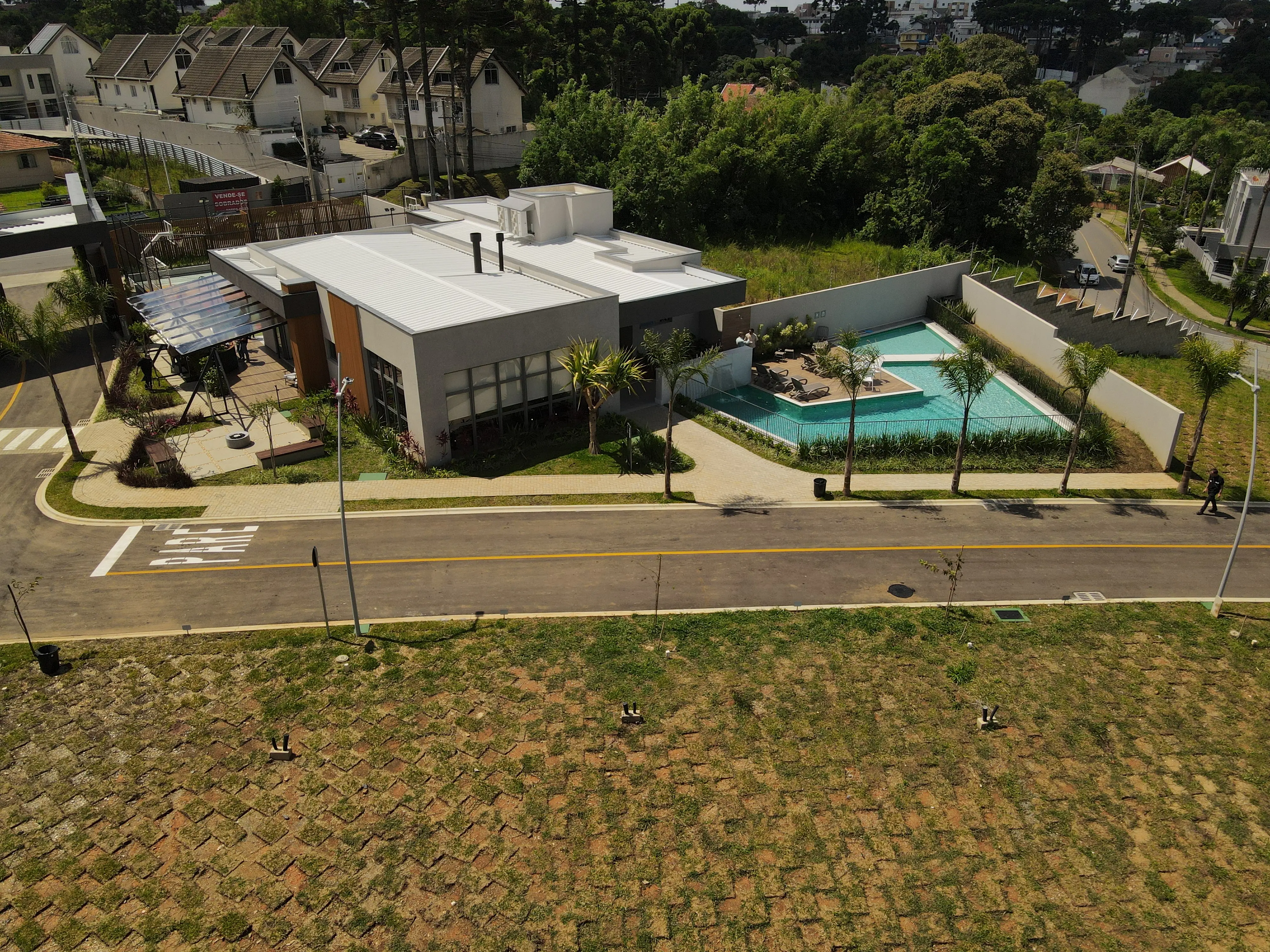 Mais que um endereço, um estilo de vida. Os projetos da Paysage Corpal são desenhados para oferecer equilíbrio e segurança. No registro, a área de lazer do Mirá exemplifica o padrão de entrega que prioriza o bem-estar e a conexão com o entorno