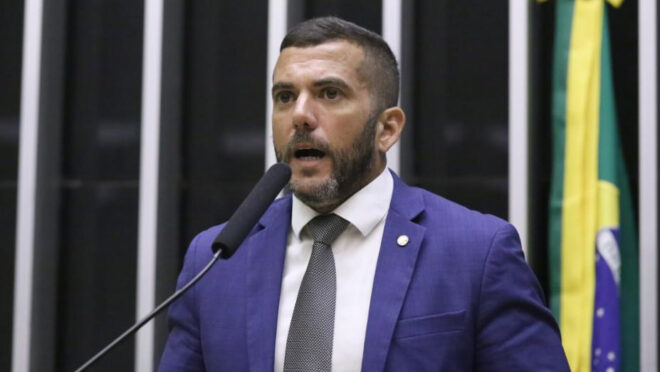 Jordy protocola pedido de CPMI do Master e diz que há “operação abafa” para impedi-la