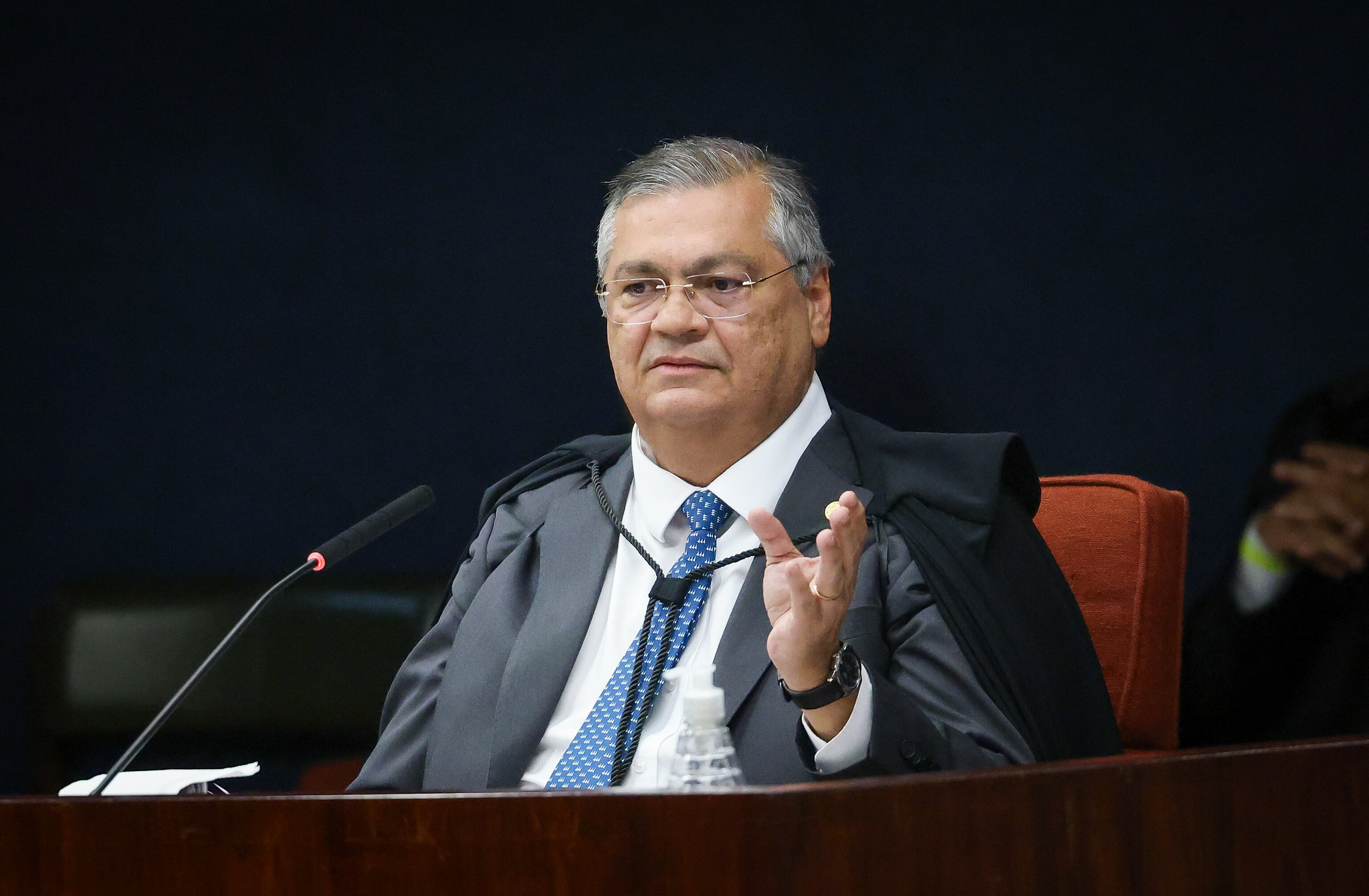 Dino arquivou parte do inquérito contra o senador Chico Rodrigues (PSB-RR) e encaminhou as investigações remanescentes à Justiça Federal.
