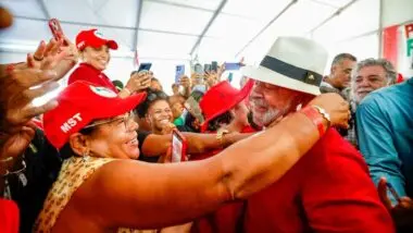 Em ano eleitoral, Lula reforça a aproximação com o MST ao acelerar desapropriações para a reforma agrária.