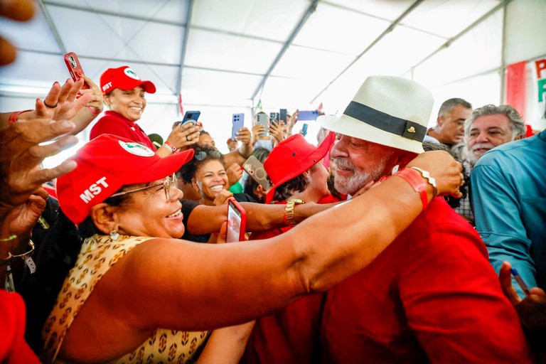 Em ano eleitoral, Lula reforça a aproximação com o MST ao acelerar desapropriações para a reforma agrária.