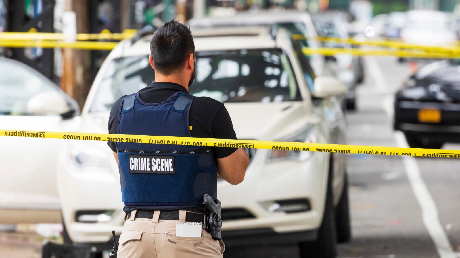 Policial em cena de homicídio em Nova York em 2021