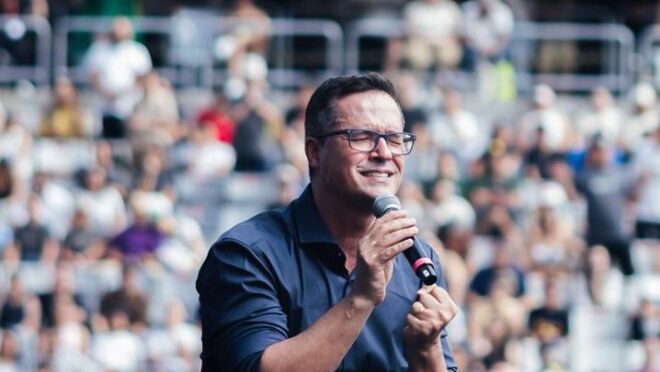 Fui massacrado por orar em público: coisa da “extrema-direita”