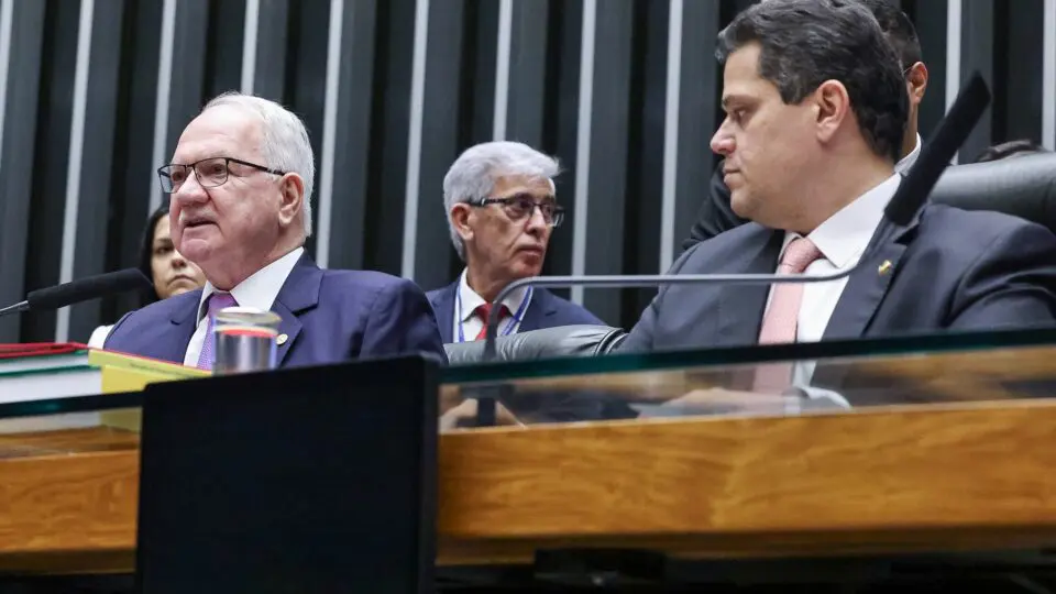 Edson Fachin, presidente do STF, discursa na abertura do ano Legislativo, ao lado de Alcolumbre, presidente do Senado. Em informação a ação sob relatoria de Alexandre de Moraes, advocacia da Casa pede que Supremo não interfira nas regras do arcabouço fiscal.