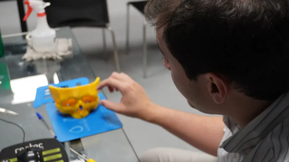 Para desenvolver as maquetes, o projeto utiliza o InVesalius, software livre criado pelo governo brasileiro para reconstrução de imagens de tomografia e ressonância magnética.