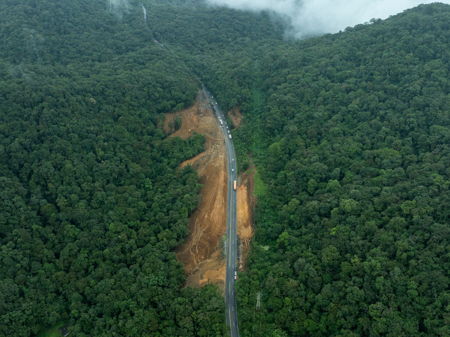 Trecho da SC-418 na Serra Dona Francisca concentra curvas fechadas e descidas acentuadas.