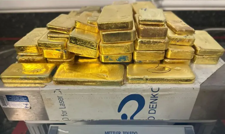 Barras de ouro foram apreendidas pela Polícia Federal após interceptação de aeronave particular no Aeroporto Internacional de Boa Vista.