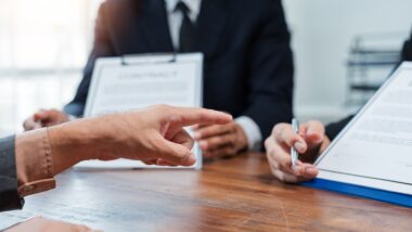 Contratos empresariais mal elaborados em condomínios logísticos e comerciais aumentam disputas judiciais e podem gerar prejuízos significativos às empresas.