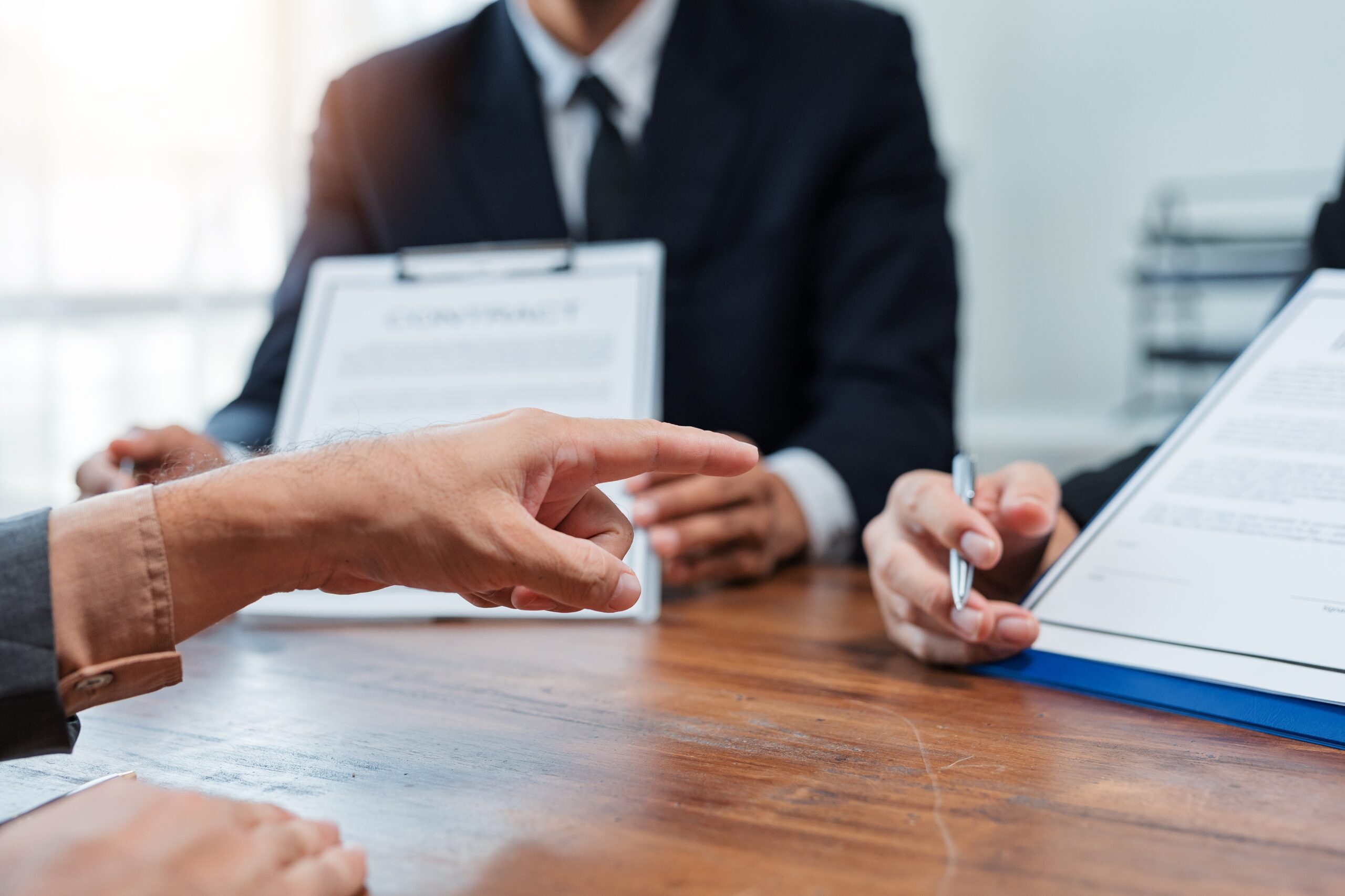 Contratos empresariais mal elaborados em condomínios logísticos e comerciais aumentam disputas judiciais e podem gerar prejuízos significativos às empresas.