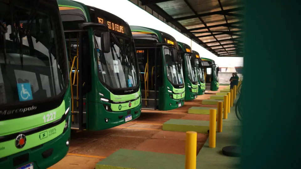 Ônibus elétricos de alta capacidade passam a operar no BRT da Região Metropolitana de Goiânia, marcando a entrada do Brasil na vanguarda mundial da mobilidade urbana sustentável, com veículos 100% elétricos e infraestrutura inédita de recarga.