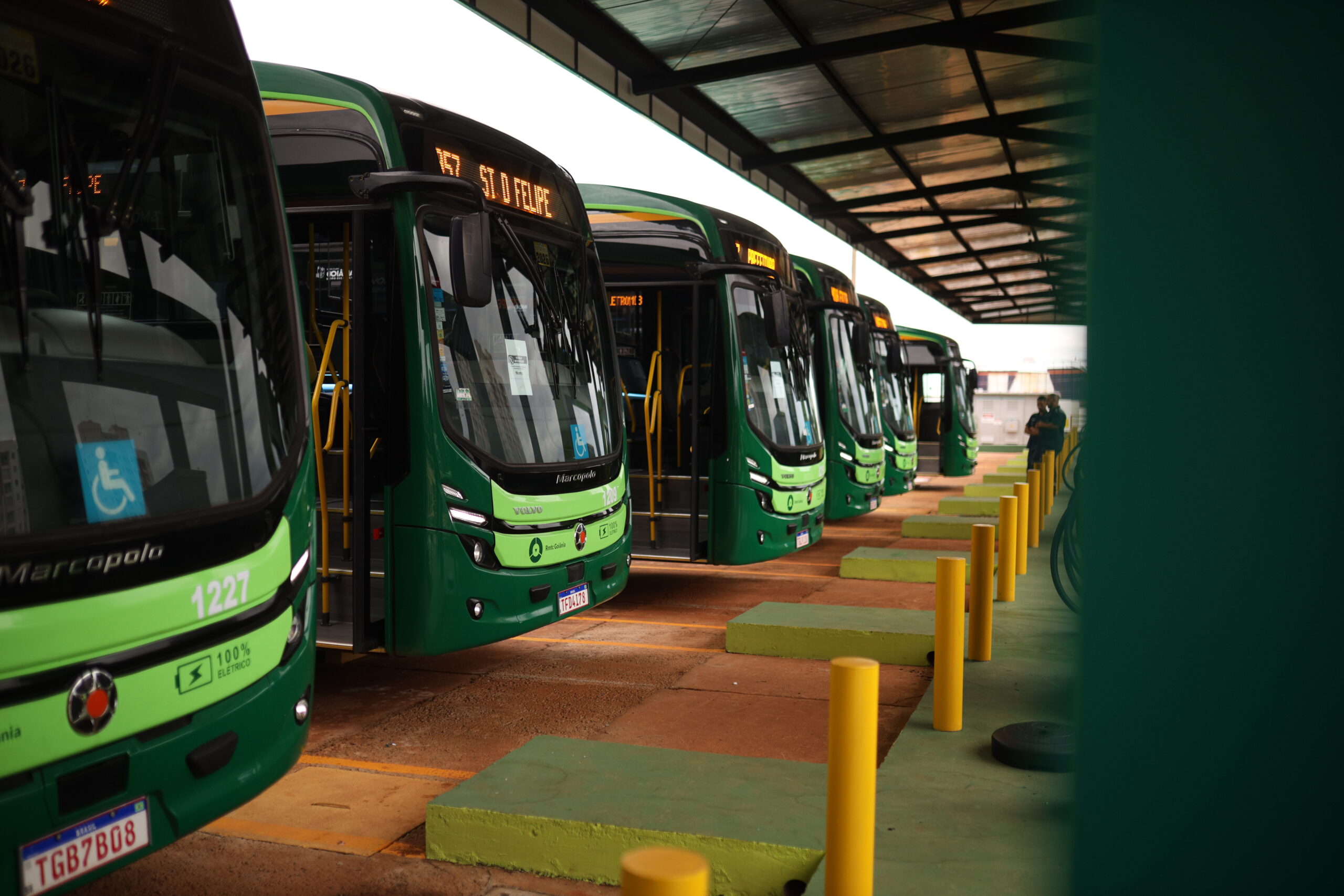 Ônibus elétricos de alta capacidade passam a operar no BRT da Região Metropolitana de Goiânia, marcando a entrada do Brasil na vanguarda mundial da mobilidade urbana sustentável, com veículos 100% elétricos e infraestrutura inédita de recarga.