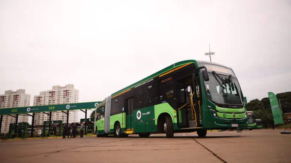 Nova frota de ônibus biarticulados 100% elétricos entra em operação no BRT de Goiânia, reforçando o protagonismo de Goiás e do Brasil na transição para um transporte coletivo mais limpo, silencioso e eficiente.