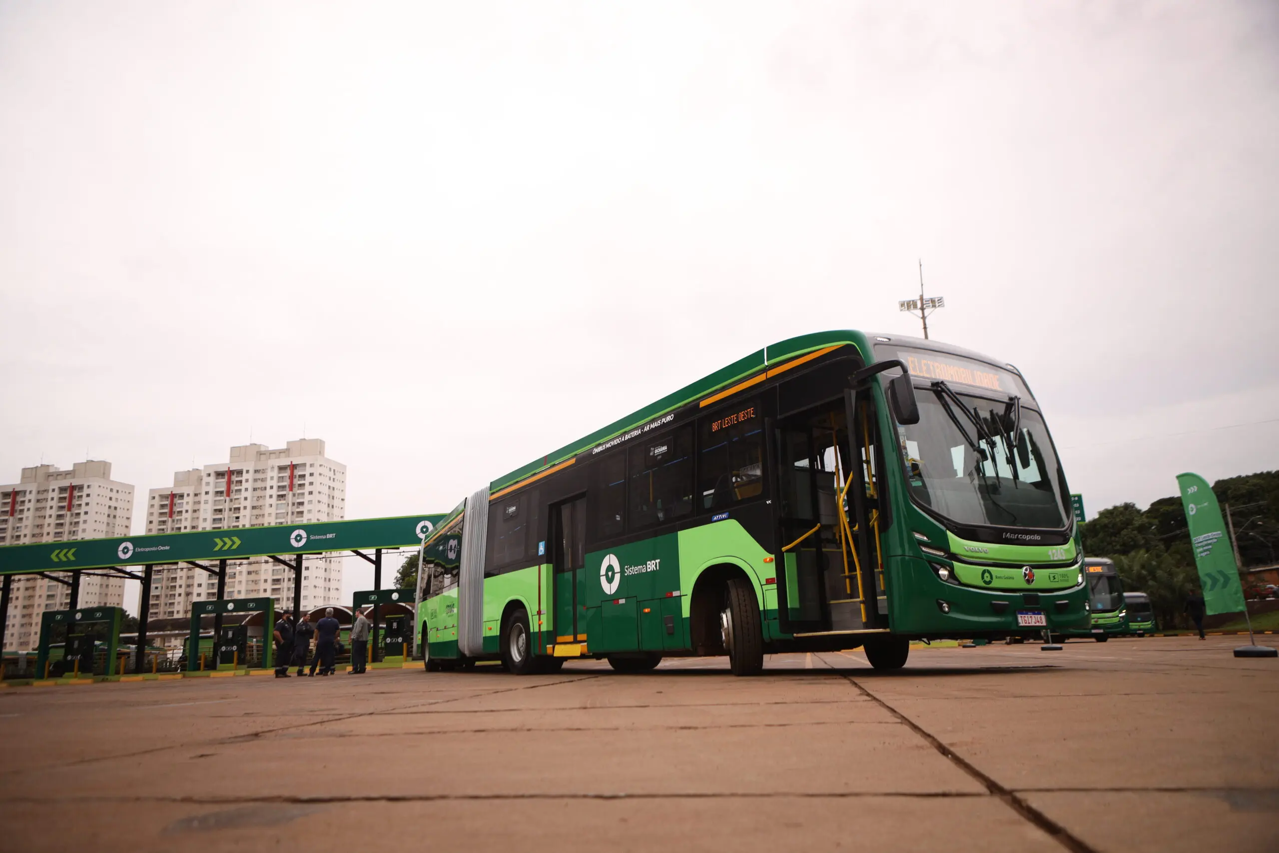 Nova frota de ônibus biarticulados 100% elétricos entra em operação no BRT de Goiânia, reforçando o protagonismo de Goiás e do Brasil na transição para um transporte coletivo mais limpo, silencioso e eficiente.
