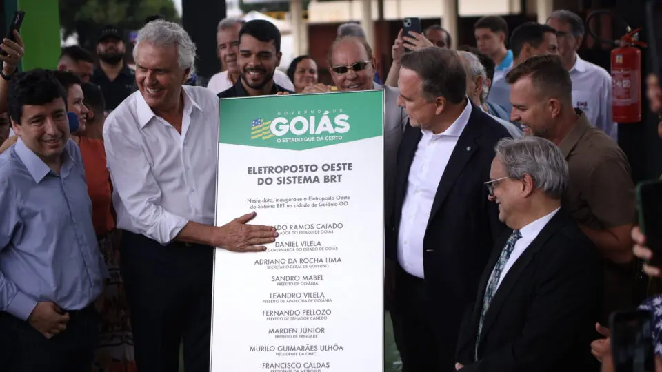 Autoridades estaduais e municipais participam da inauguração do Eletroposto Oeste do Sistema BRT, a maior estrutura de recarga de ônibus elétricos do Brasil, marco da nova fase da mobilidade sustentável em Goiás.