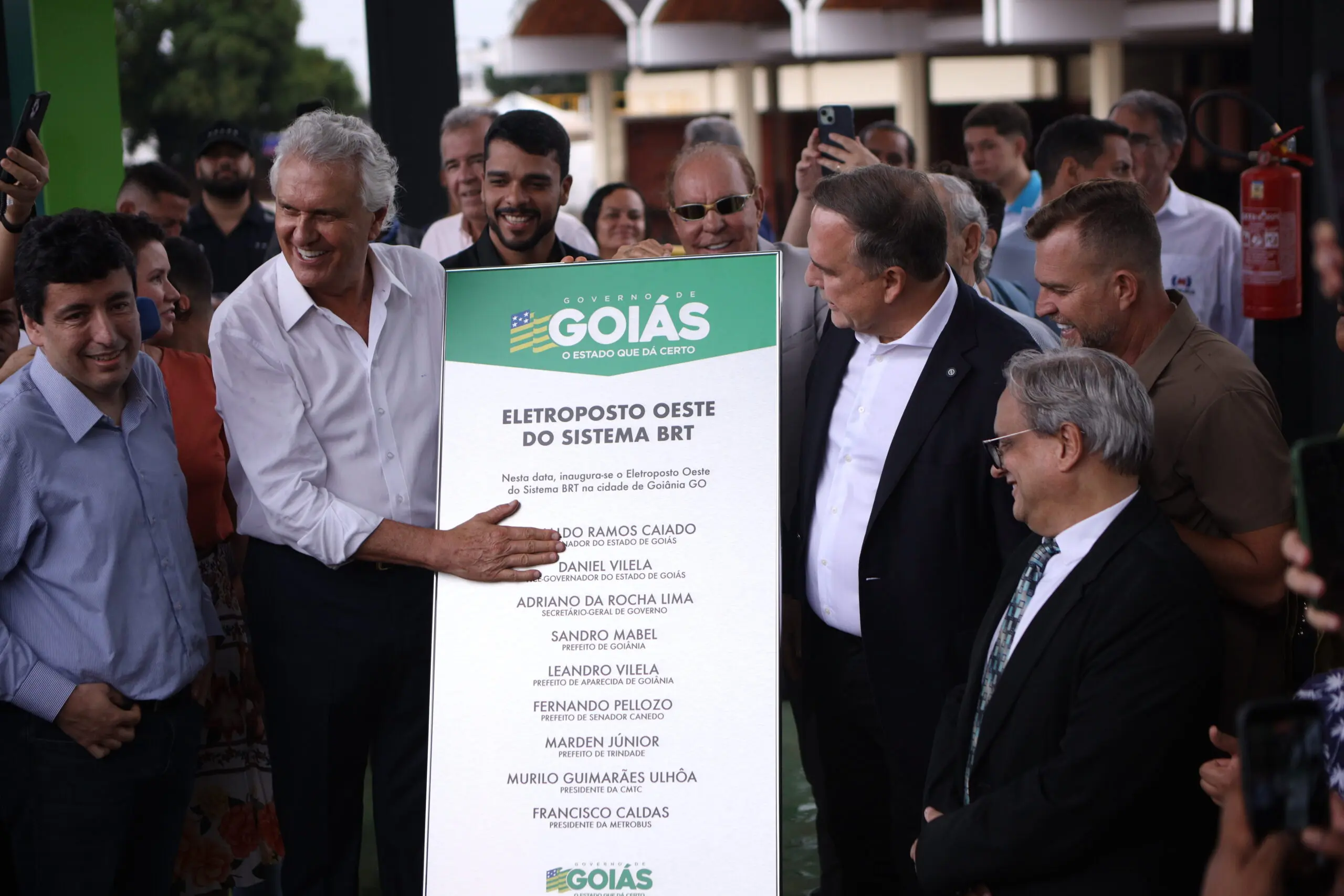 Autoridades estaduais e municipais participam da inauguração do Eletroposto Oeste do Sistema BRT, a maior estrutura de recarga de ônibus elétricos do Brasil, marco da nova fase da mobilidade sustentável em Goiás.