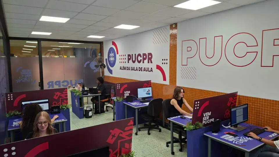 Na PUCPR, o futuro começa com escolha e autonomia. O vestibular agendado permite que o candidato defina quando e onde realizar a prova, com segurança digital.