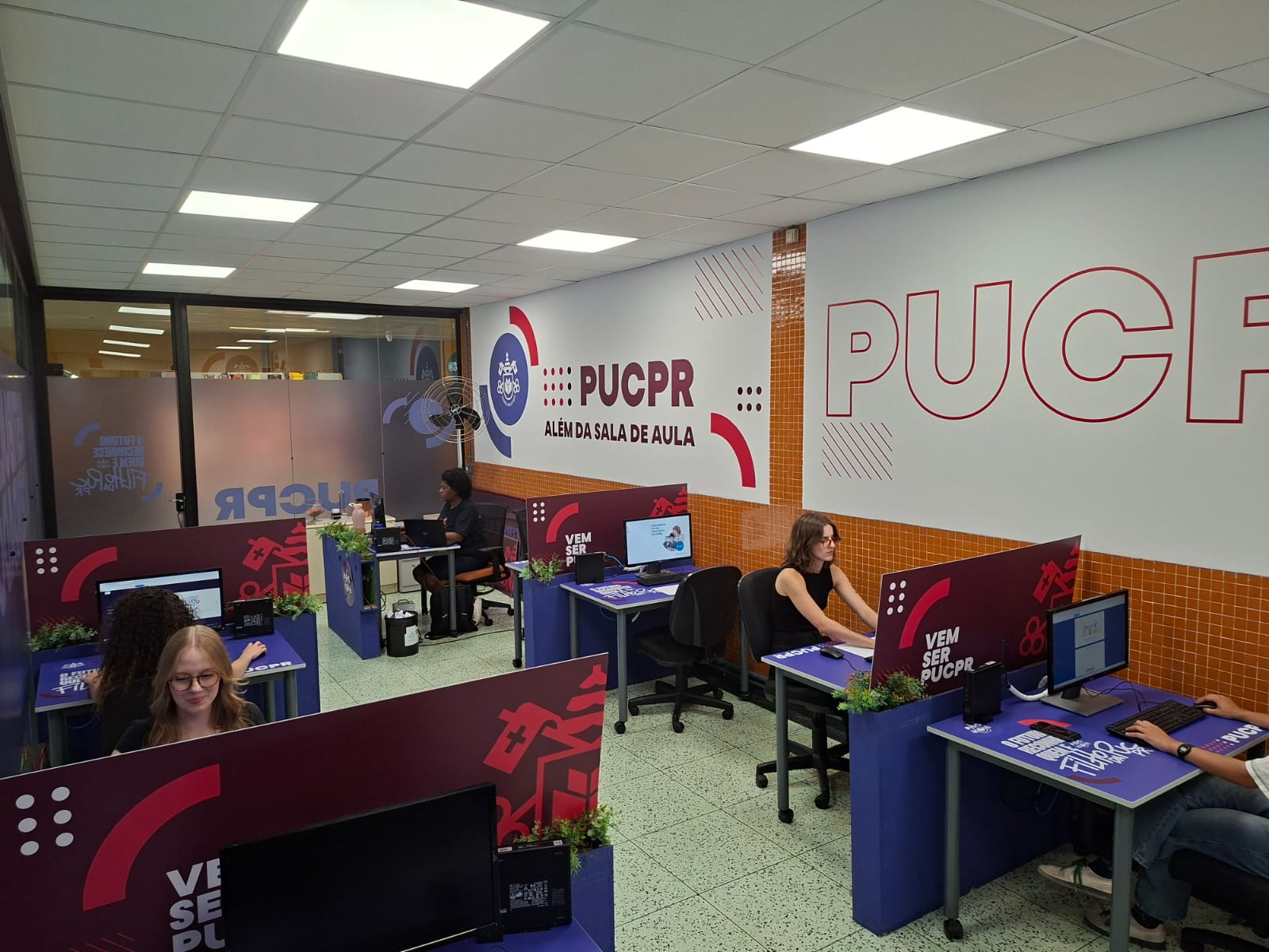 Na PUCPR, o futuro começa com escolha e autonomia. O vestibular agendado permite que o candidato defina quando e onde realizar a prova, com segurança digital.