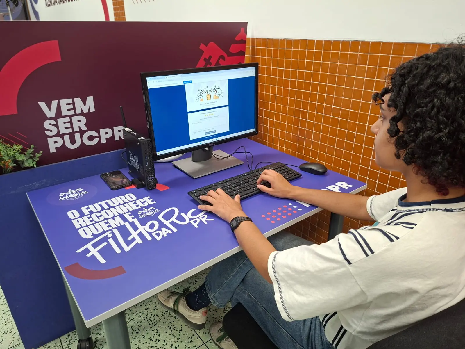 Na PUCPR, o futuro começa com escolha e autonomia. O vestibular agendado permite que o candidato defina quando e onde realizar a prova, com segurança digital.