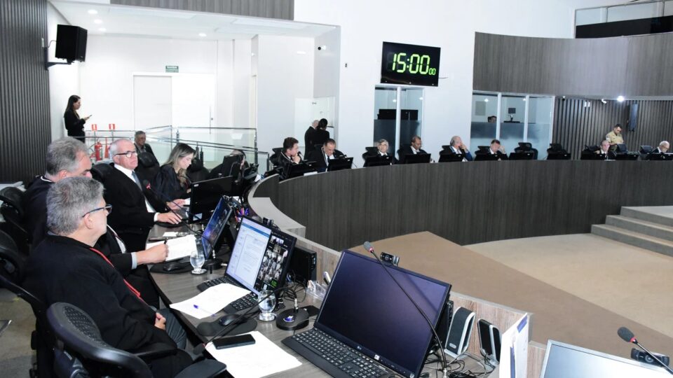 Justiça da Paraíba proíbe menção a Deus em abertura de sessões legislativas