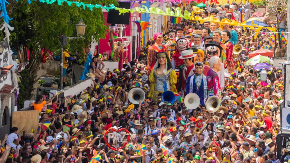 Multidão curtindo o Carnaval brasileiro.
