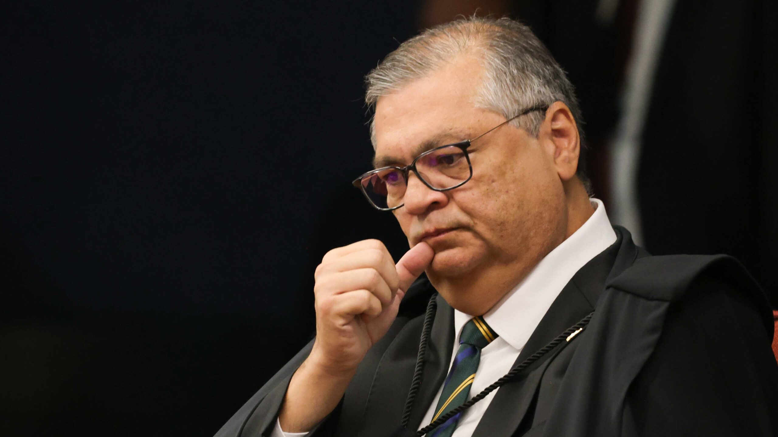Ministro Flávio Dino, do STF, suspendeu pagamentos acima do teto para servidores dos Três Poderes