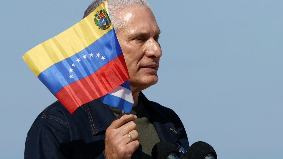 Manifestantes incendeiam sede do Partido Comunista de Cuba em meio a protestos populares