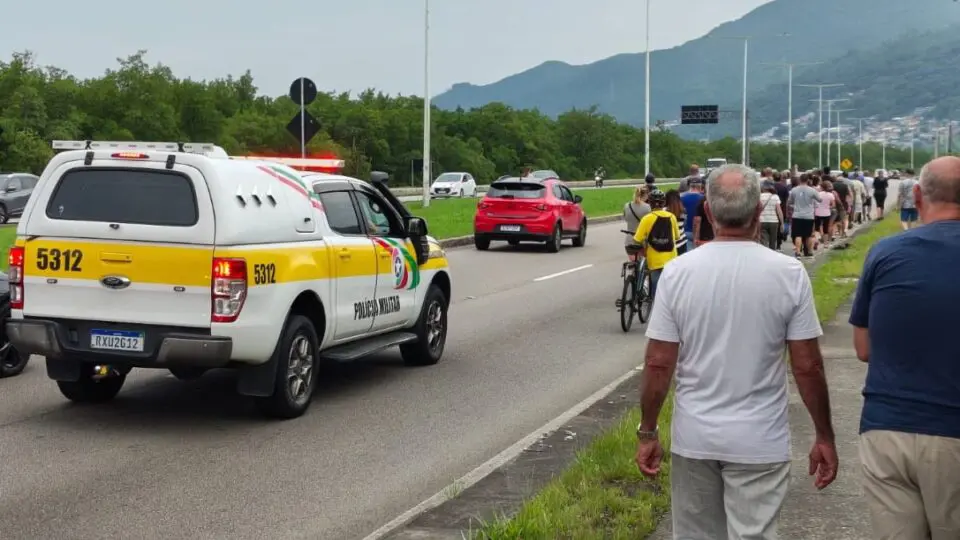 Moradores em Florianópolis protestam na SC-401 sobre projeto relacionado ao "Minha Casa, Minha Vida"