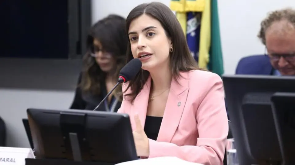 Deputada pressiona governo Lula, dizendo que seria "omissão" uma sanção aos "penduricalhos" do Congresso.