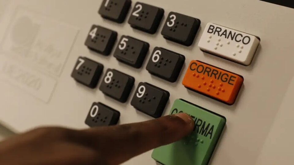 Evangélicos, pobres, LGBTs: por que o voto universal é inegociável numa democracia