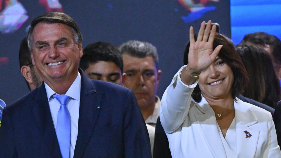 Michelle mostra nas redes carta de Bolsonaro pelos 18 anos de união