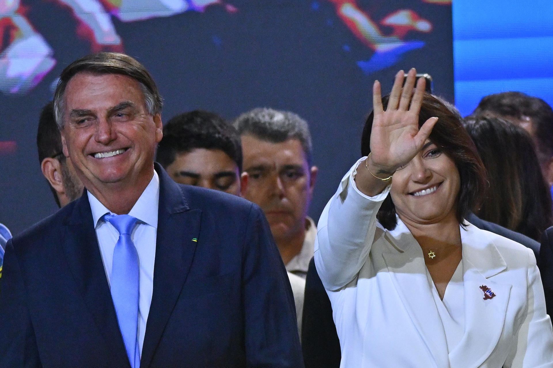 Michelle mostra nas redes carta de Bolsonaro pelos 18 anos juntos