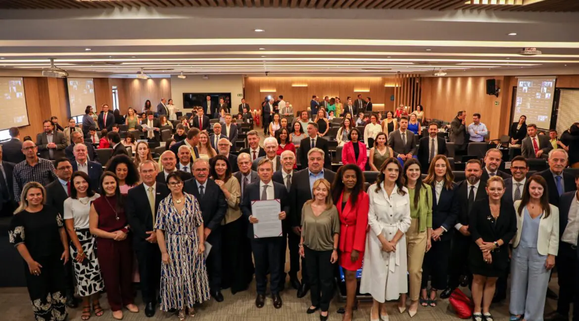 Entidades da sociedade civil se mobilizam na OAB-PR em defesa de um Código de Conduta para o STF.