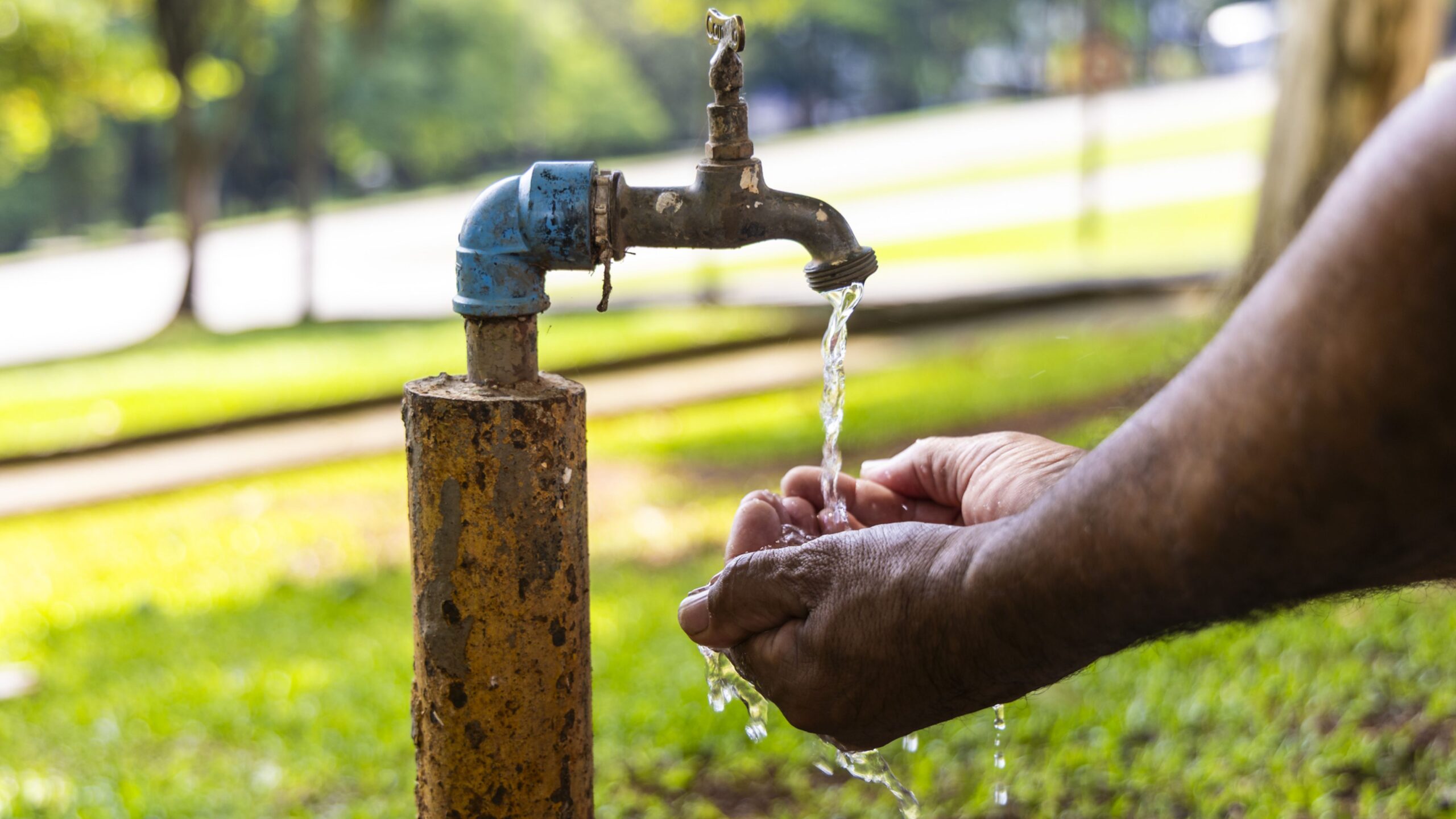 Práticas simples, como fechar a torneira ao ensaboar as mãos, lavar a louça ou banhos curtos, ajudam a reduzir o desperdício e preservar os reservatórios em períodos de estiagem.