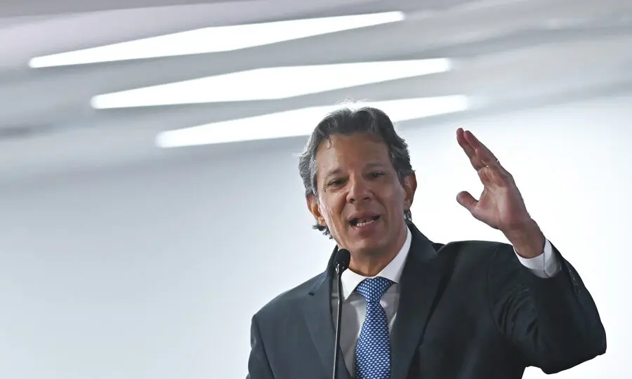 Ministro reconheceu carga ideológica de livro ao afirmar que, à frente da Fazenda, não deveria publicá-lo.