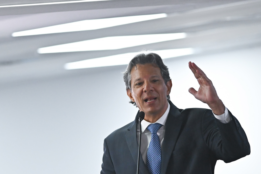 Haddad diz que democracia brasileira é “problemática” e “frágil”