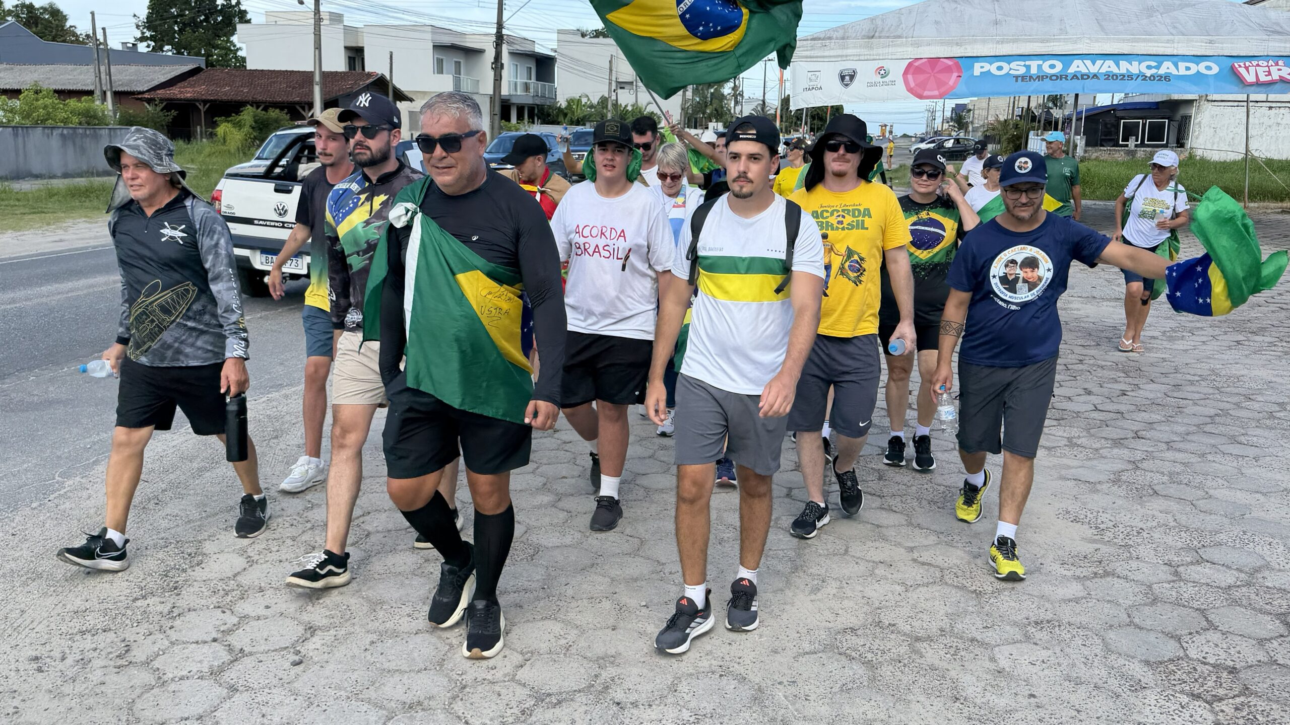Inspirados pelo deputado Nikolas Ferreira (PL), manifestantes caminham por Santa Catarina em direção ao Paraná, em defesa à anistia ao ex-presidente Jair Bolsonaro (PL) e aos presos do 8 de janeiro.