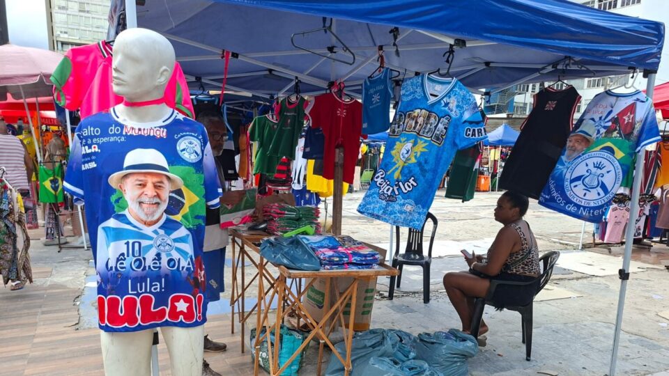 Enredo sobre Lula gera polêmica e dispara vendas de camisetas no Rio