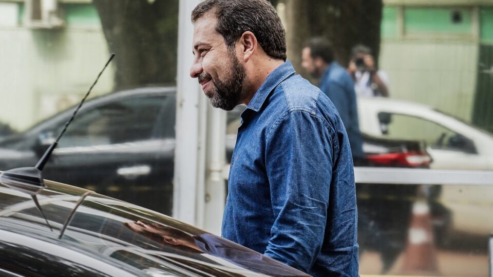 Uber notifica Boulos extrajudicialmente e pede que pare com insinuações de corrupção