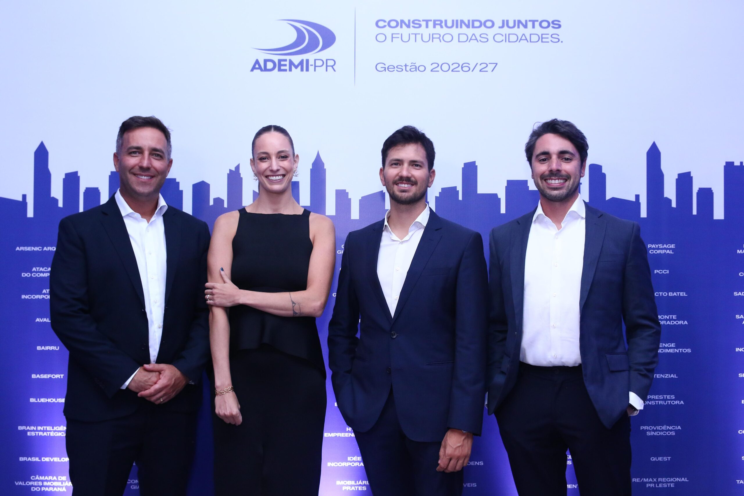 Paulo Rafael Folador (CEO da Rottas Construtora e Incorporadora), Maria Eugenia Fornea (presidente da ADEMI-PR), Tomás Herrera e Gabriel Falavina, durante a cerimônia de posse da nova diretoria da entidade para o biênio 2026/2027.