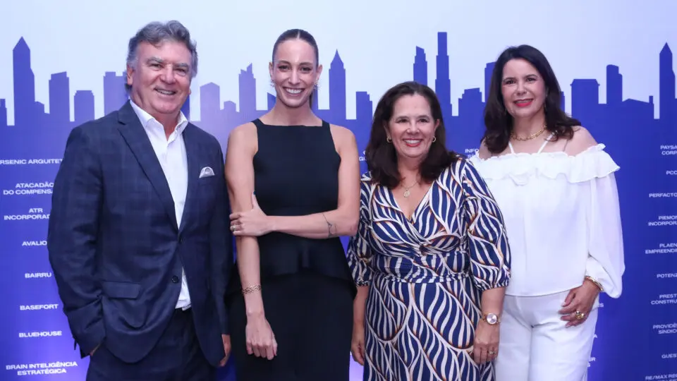 Da esquerda para a direita: Carlos Eduardo Canto, Maria Eugenia Fornea (presidente da ADEMI-PR), Elza Rocha Loures e Izabel Maestrelli, durante a cerimônia de posse da nova diretoria da ADEMI-PR para o biênio 2026/2027.
