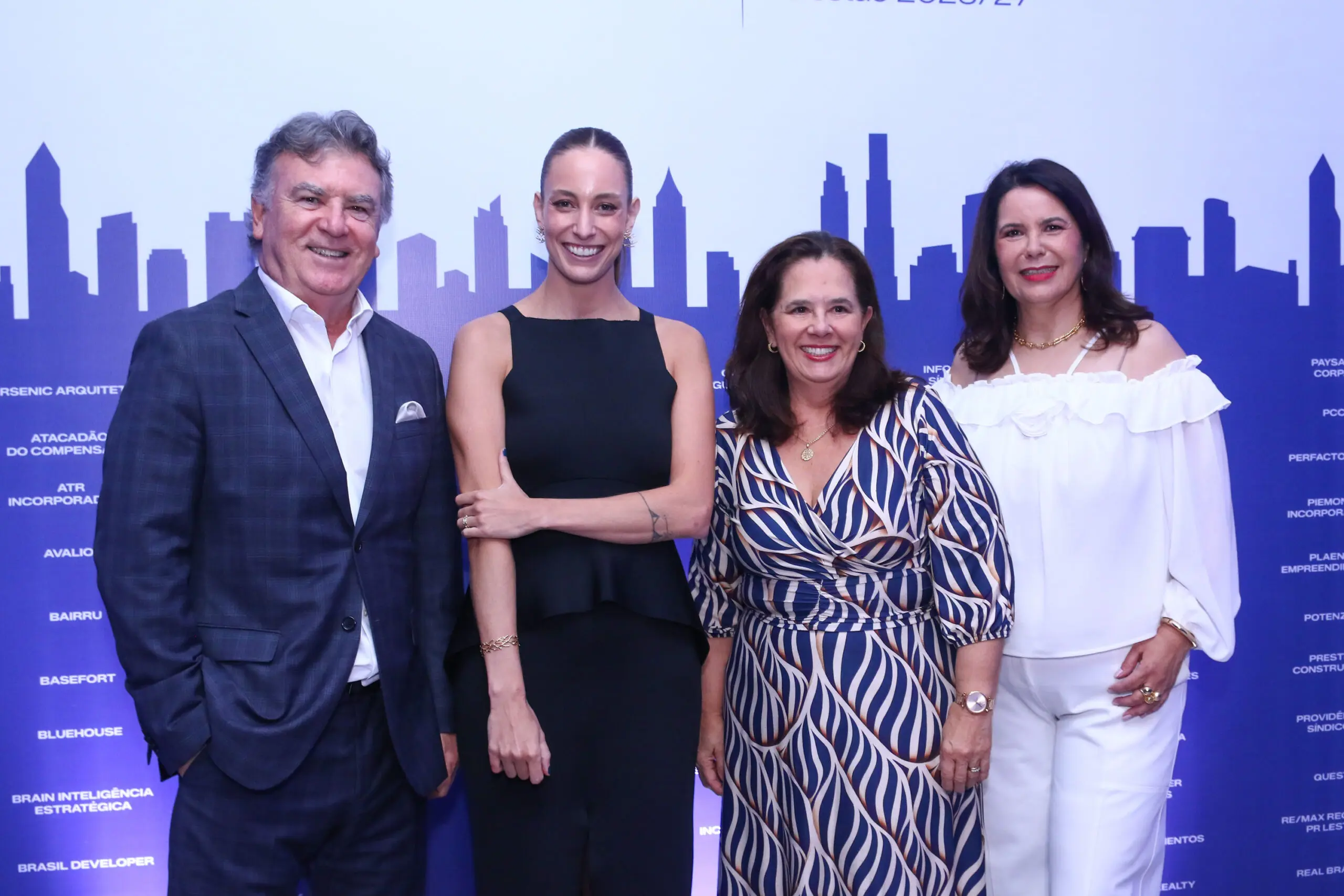 Da esquerda para a direita: Carlos Eduardo Canto, Maria Eugenia Fornea (presidente da ADEMI-PR), Elza Rocha Loures e Izabel Maestrelli, durante a cerimônia de posse da nova diretoria da ADEMI-PR para o biênio 2026/2027.
