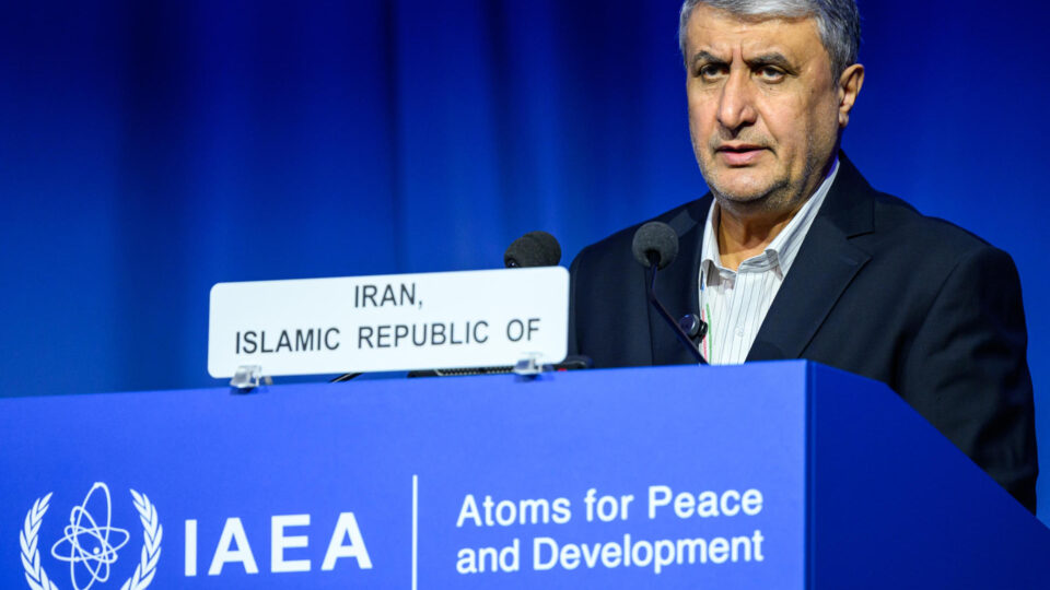 Irã diz que pode abrir mão do urânio enriquecido se sanções forem suspensas