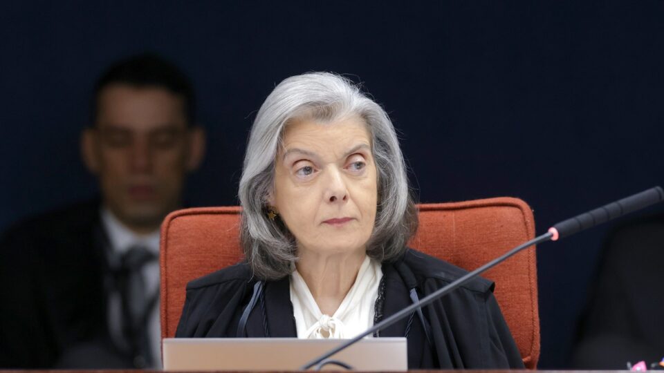 Cármen Lúcia vota contra gratificação por desempenho a servidores aposentados do INSS