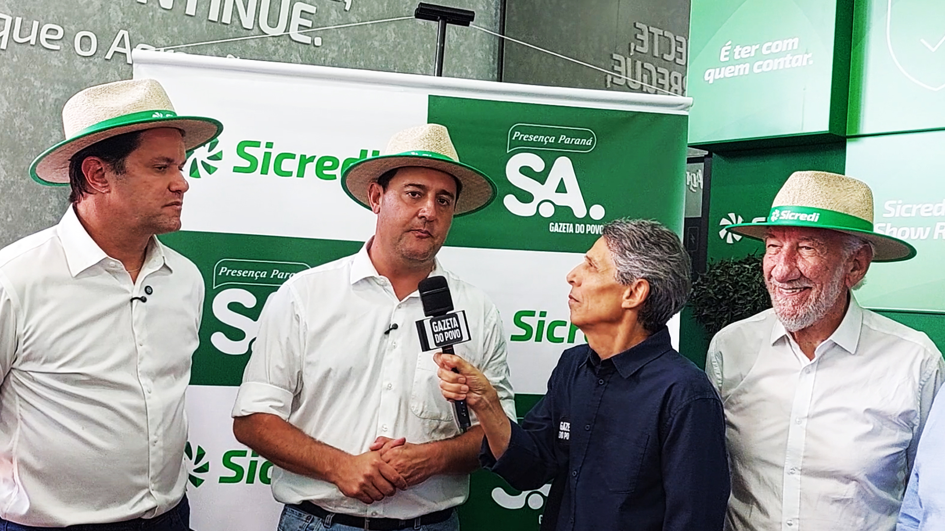 O governador Ratinho Júnior concede entrevista ao jornalista Célio Martins durante a abertura do Show Rural Coopavel, em Cascavel, e destaca a industrialização e o crédito como fatores estratégicos para o crescimento do agronegócio paranaense.