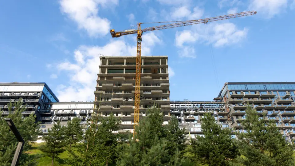 Obra de empreendimento residencial de médio e alto padrão avança, segmento que liderou o crescimento do mercado imobiliário em 2025.