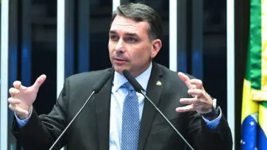 Senador Flávio Bolsonaro (PL-RJ) discursa na tribuna do Senado Federal defendendo corte de gastos públicos e redução de impostos.
