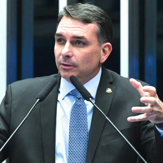 Flávio Bolsonaro propõe "Tesouraço" em impostos e gastos